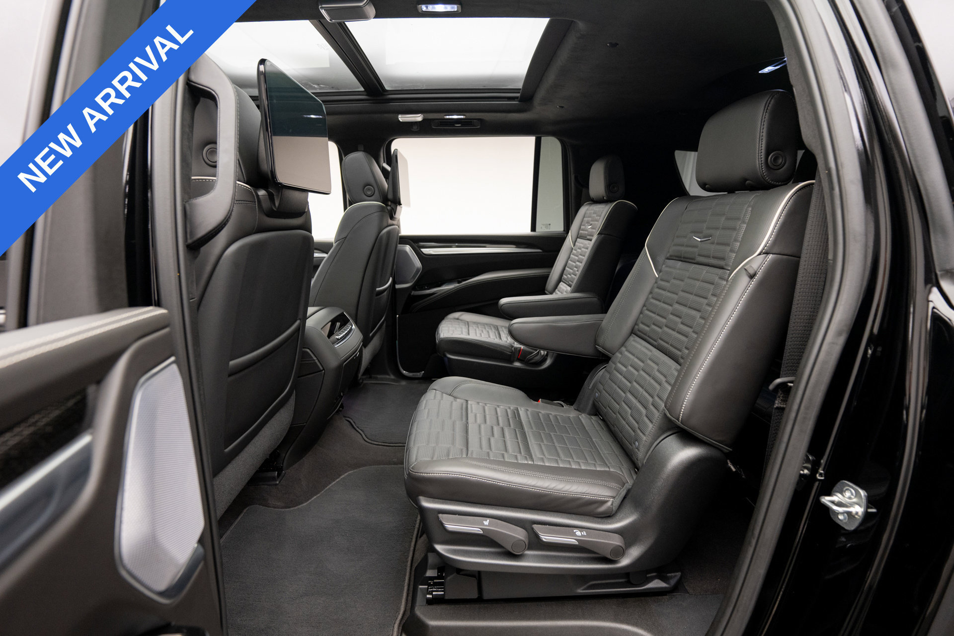Used 2026 Cadillac Escalade ESV V w/ LPO, ONYX Package AWD/4WD image 16