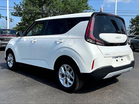 Used 2024 Kia Soul LX w/ Option Group 015 FWD image 4
