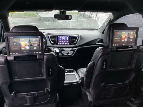 Used 2018 Chrysler Pacifica Touring-L Plus w/ S Appearance Package FWD image 18