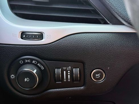 Used 2014 Jeep Cherokee Limited w/ Luxury Group AWD/4WD image 22