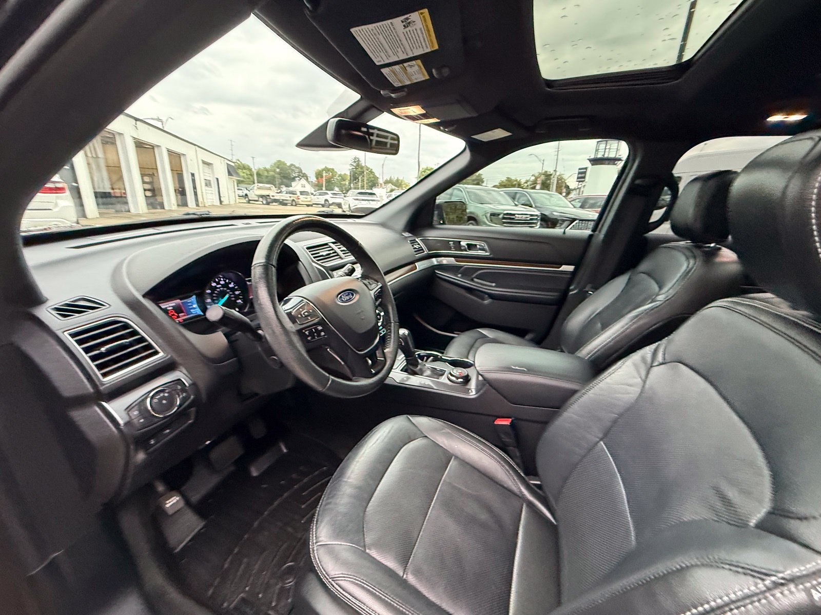 Used 2018 Ford Explorer Limited w/ Equipment Group 301A AWD/4WD image 10