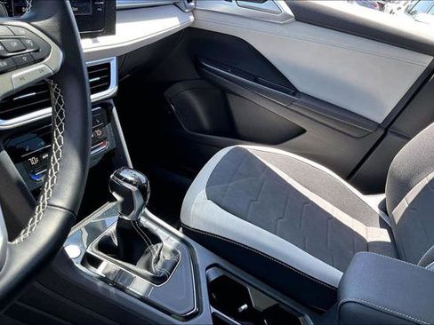 Used 2025 Volkswagen Taos SE w/ Panoramic Sunroof Package FWD image 23