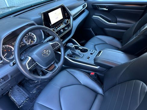 Used 2023 Toyota Highlander XLE image 9