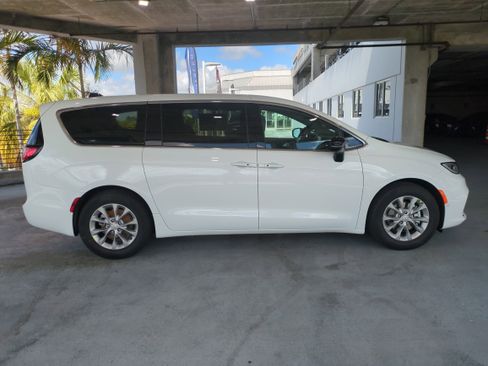 New 2026 Chrysler Pacifica Limited image 4