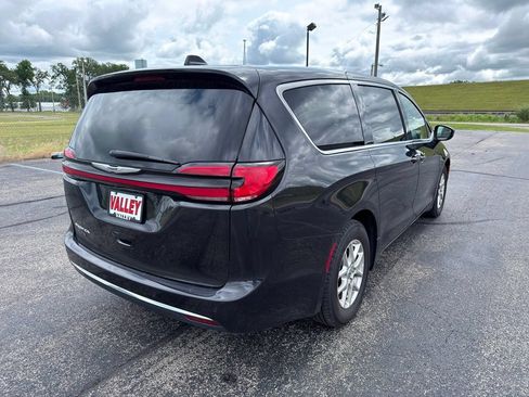 Used 2023 Chrysler Pacifica Touring-L FWD image 7