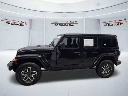 Used 2025 Jeep Wrangler Unlimited Sahara AWD/4WD image 3