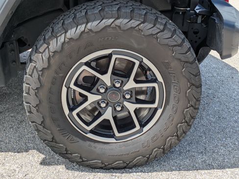 Used 2025 Jeep Wrangler Unlimited Rubicon w/ Convenience Group AWD/4WD image 11