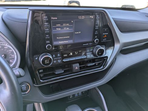 Used 2022 Toyota Highlander XLE image 11
