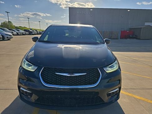 Used 2025 Chrysler Pacifica Select FWD image 2