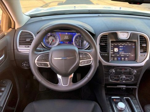 Used 2022 Chrysler 300 Touring w/ Sport Appearance Package image 7