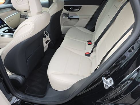Used 2025 Mercedes-Benz GLC 300 4MATIC image 10