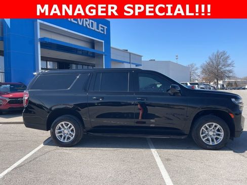 Used 2022 Chevrolet Suburban RST image 2