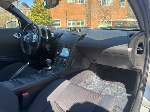 Used 2004 Nissan 350Z Enthusiast w/ Cargo Convenience Pkg image 25