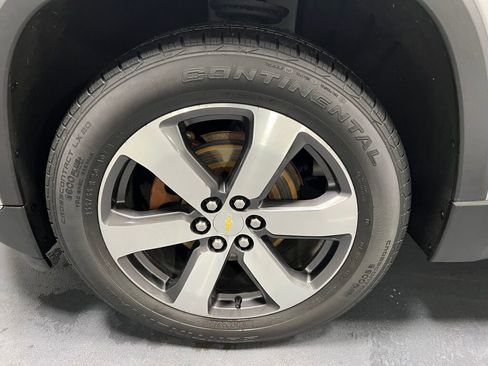 Used 2020 Chevrolet Traverse LT w/ LT Premium Package image 3