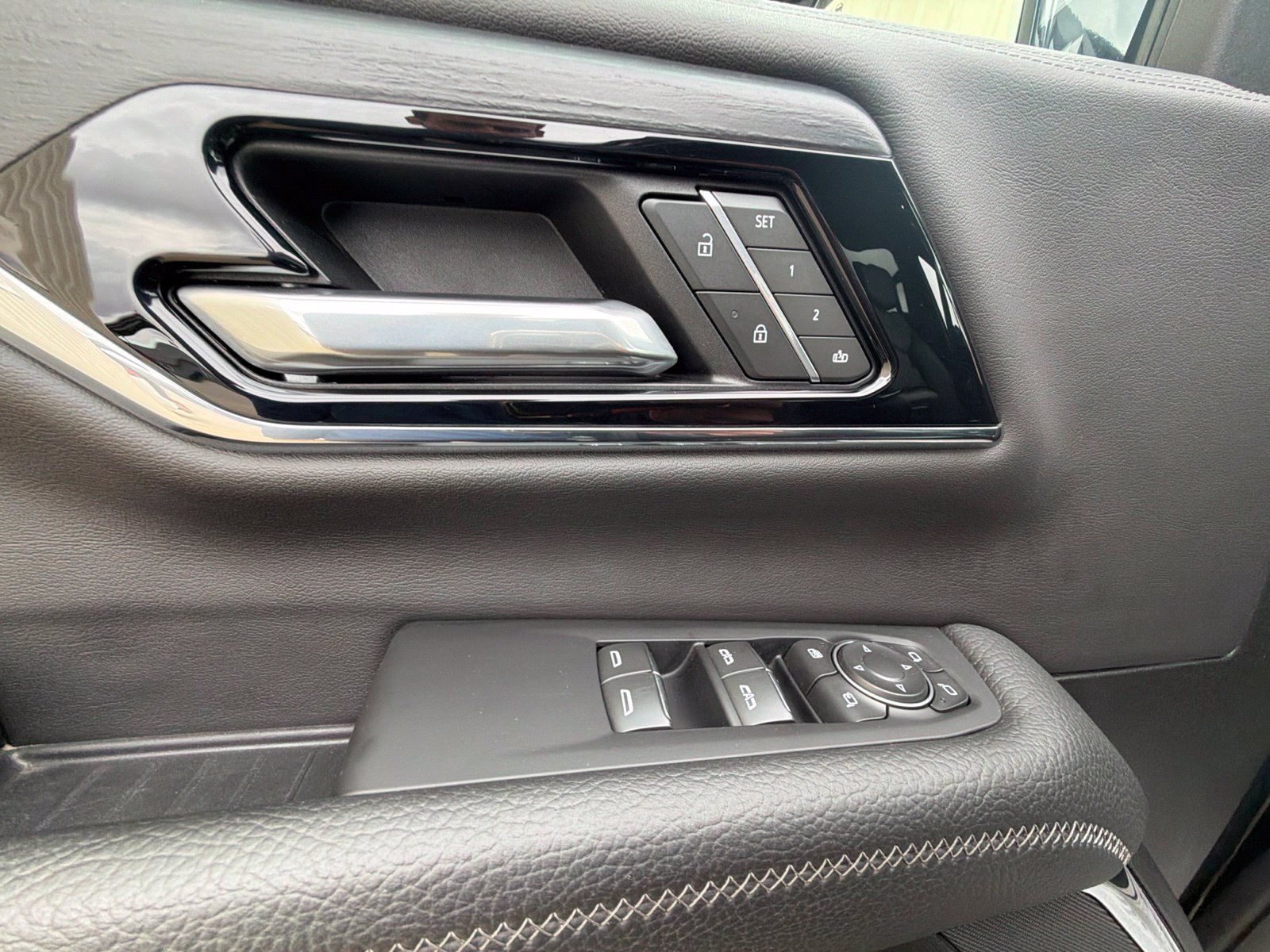 Used 2025 GMC Yukon Denali AWD/4WD image 14