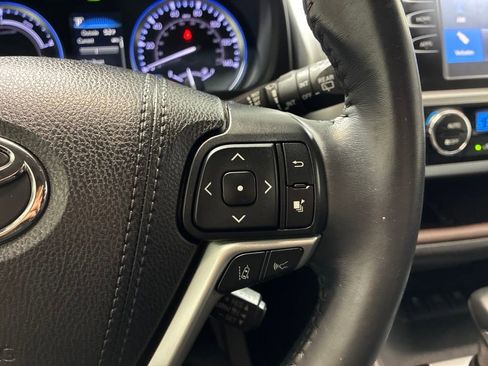 Used 2019 Toyota Highlander XLE w/ Carpet Mat Package (TMS) AWD/4WD image 32