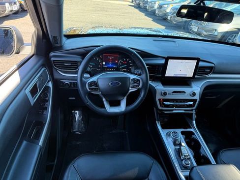 Used 2022 Ford Explorer XLT w/ Equipment Group 202A image 6