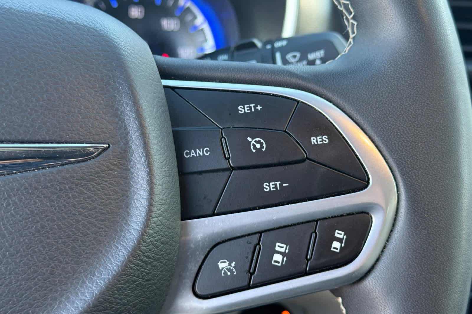 Used 2024 Chrysler Pacifica Touring-L FWD image 27