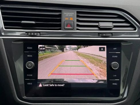 Used 2021 Volkswagen Tiguan SE w/ Panoramic Sunroof Package FWD image 9