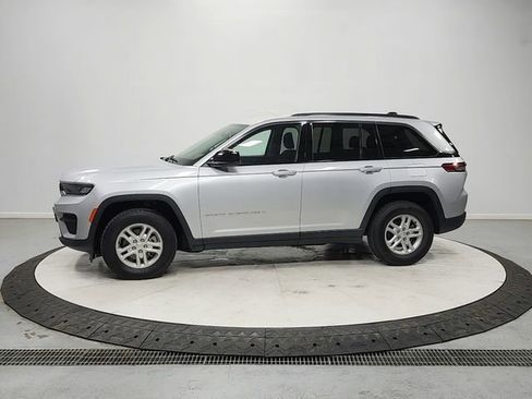 Used 2024 Jeep Grand Cherokee Laredo AWD/4WD image 4
