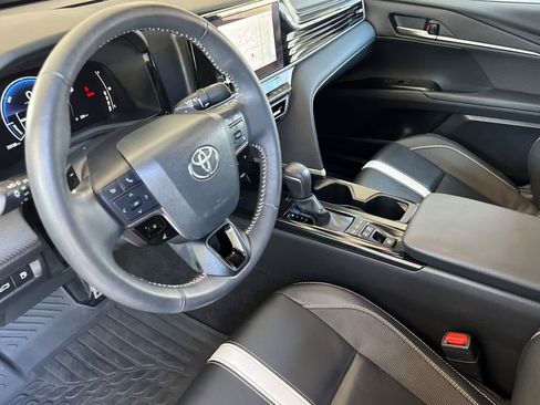 Used 2025 Toyota Camry SE FWD image 11