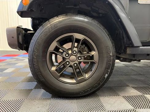 Used 2017 Jeep Wrangler Unlimited Sahara AWD/4WD image 24