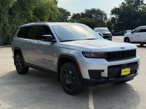 New 2025 Jeep Grand Cherokee L Altitude RWD image 2