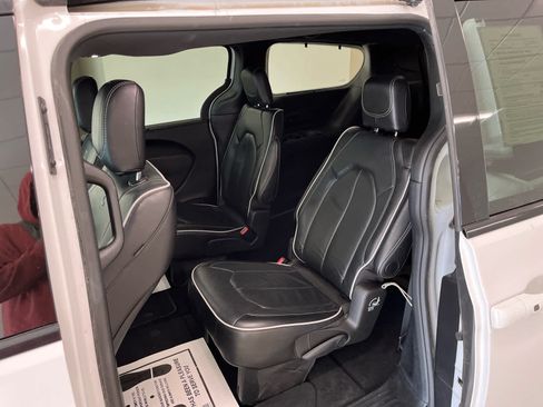 Used 2025 Chrysler Pacifica Limited FWD image 14