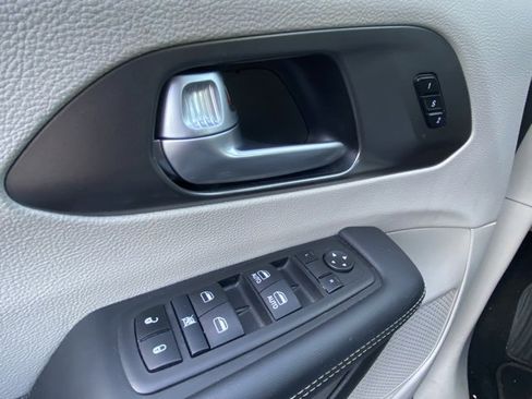 Used 2024 Chrysler Pacifica Touring-L image 18