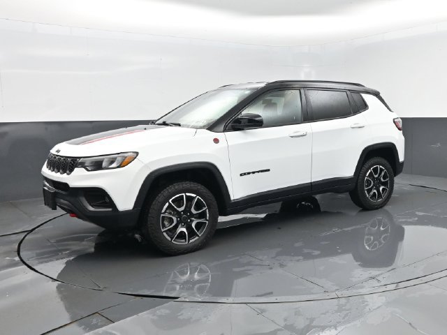 Used 2025 Jeep Compass Trailhawk AWD/4WD image 1