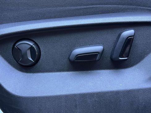 Used 2022 Volkswagen Atlas Cross Sport SE image 25