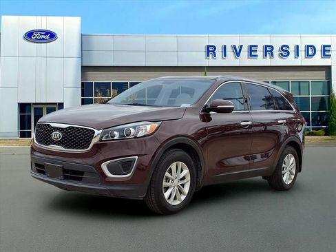 Used 2018 Kia Sorento LX image 3