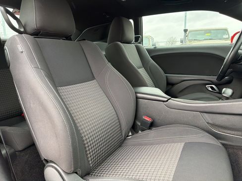 Used 2019 Dodge Challenger SXT image 42