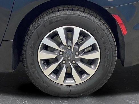 Used 2022 Chrysler Pacifica Limited FWD image 40