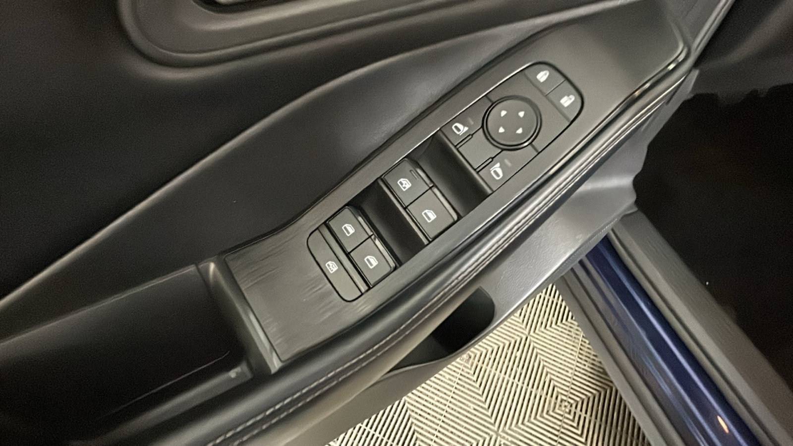 Used 2025 Nissan Rogue SV FWD image 13