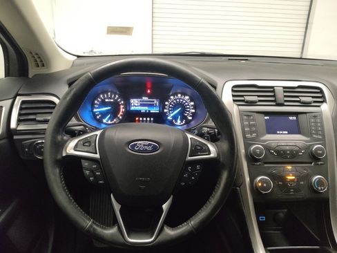 Used 2017 Ford Fusion SE w/ Equipment Group 201A image 22