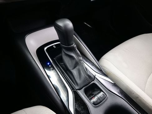 Used 2021 Toyota Corolla LE image 19