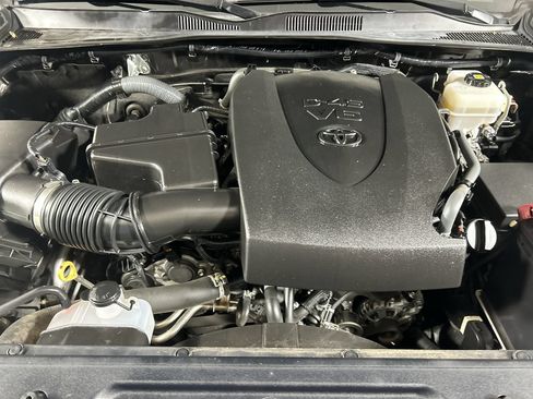 Used 2017 Toyota Tacoma TRD Off-Road w/ Premium & Technology Package AWD/4WD image 12