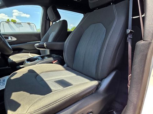 Used 2024 Chrysler Pacifica Touring FWD image 19