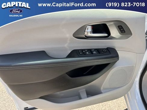 Used 2024 Chrysler Pacifica Touring-L FWD image 19