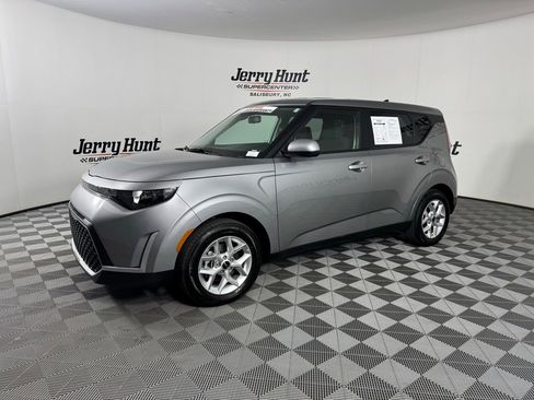 Used 2025 Kia Soul LX w/ LX Technology Package FWD image 11