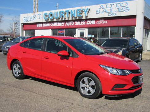 Used 2018 Chevrolet Cruze LS image 2