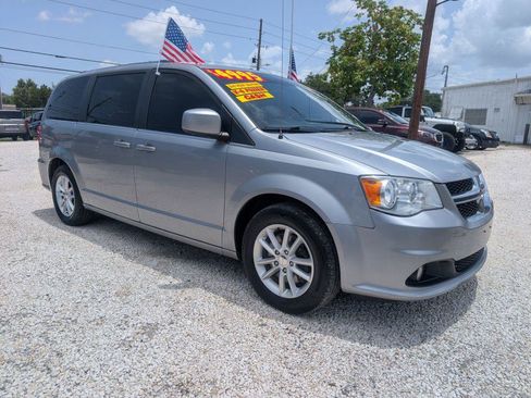 Used 2019 Dodge Grand Caravan SXT FWD image 3