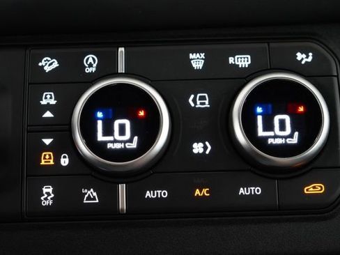 Used 2024 Land Rover Defender 110 X-Dynamic SE AWD/4WD image 30