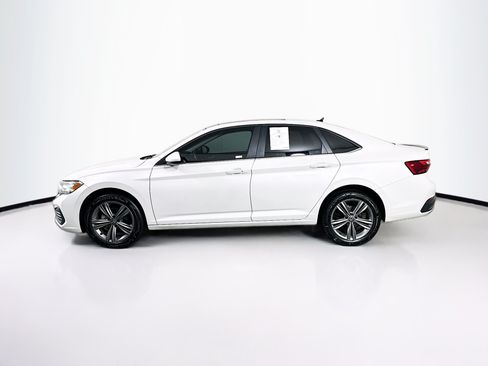 Used 2024 Volkswagen Jetta SE w/ Panoramic Sunroof Package FWD image 4