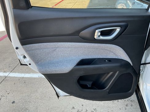 Used 2023 Jeep Compass Latitude image 18