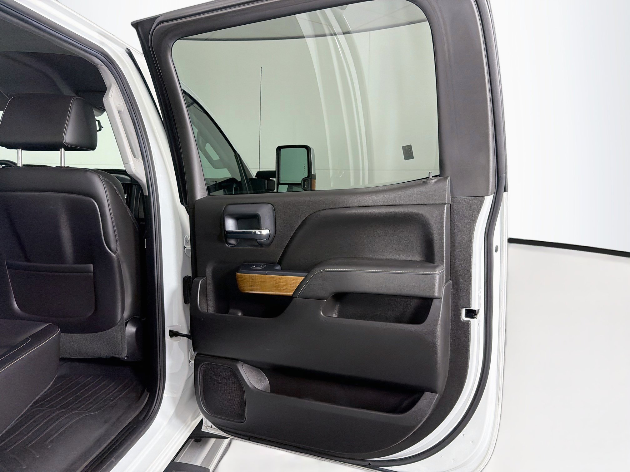 Used 2015 Chevrolet Silverado 2500 LTZ w/ Duramax Plus Package RWD image 29