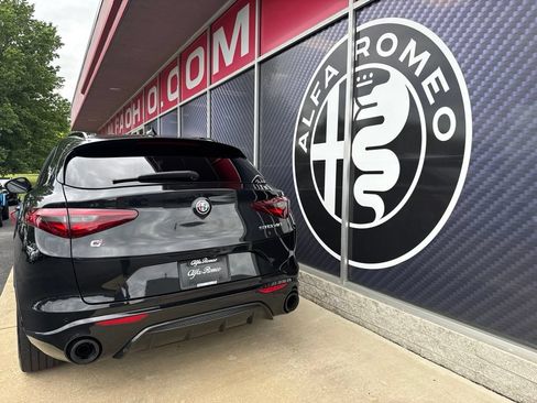 Used 2023 Alfa Romeo Stelvio Veloce AWD/4WD image 12