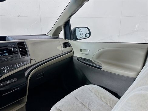 Used 2013 Toyota Sienna LE image 21