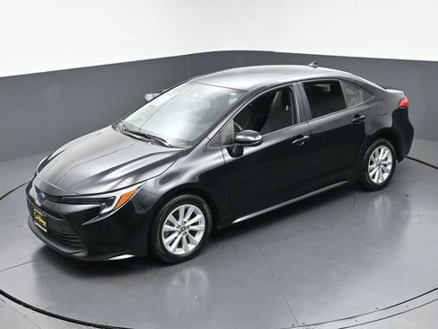 Used 2025 Toyota Corolla LE w/ LE Premium Package FWD image 5